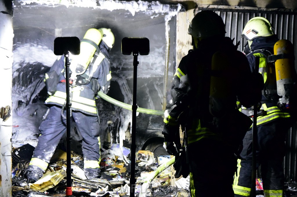 Feuer Hinterhof Garagen Koeln Hoehenberg Olpenerstr P125.JPG - Miklos Laubert